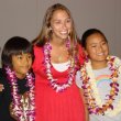 Učitelka Sunny Sunders se dvěma vítězi ze své třídy z Mid Pac, Honolulu
